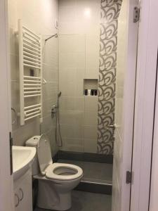 uma pequena casa de banho com WC e lavatório em Apartman 4 you Downtown em Belgrado