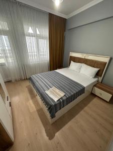 Postel nebo postele na pokoji v ubytování Arsin suit rezidanse