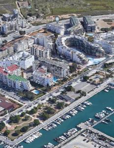 een luchtzicht op een stad met een jachthaven bij La Maison Blanche - IBIZA CENTRO in Ibiza-stad