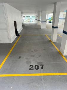 un garage vuoto con numero sul pavimento di Trilha do Mar 207 ad Arraial do Cabo
