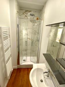 un baño con ducha y lavabo en Charmant appartement Rouen centre, en Rouen
