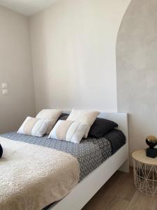 sypialnia z łóżkiem z czterema poduszkami w obiekcie Maison d architecte avec spa w Épernay