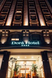 una tienda con un cartel en el costado de un edificio en Dorá Hotel Buenos Aires, en Buenos Aires