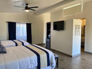 哥德普洛谷的住宿－Casa Anguiano Valle de Guadalupe，一间卧室配有两张床和一台平面电视
