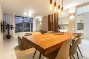 a kitchen and dining room with a wooden table and chairs at Madeira apartment in Mindelo São Vicente in Mindelo