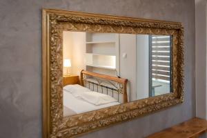 espejo con cama en una habitación en The cozy nest, en La Canea