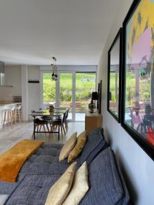 sypialnia z dużym łóżkiem i stołem w obiekcie Maison d architecte avec spa w Épernay