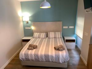 a bedroom with a bed with two towels on it at Joyel de la Ribera in Aranda de Duero