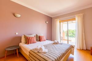 1 dormitorio con 1 cama con toallas en Casa Colina 2, en Albufeira