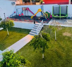 - une vue aérienne sur une cour avec une aire de jeux dans l'établissement Hotel MaRailiS Mangalia, à Mangalia