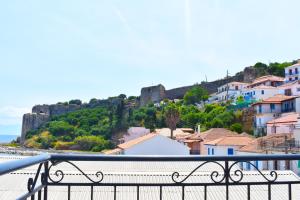 d'un balcon offrant une vue sur la ville. dans l'établissement Apartments Xenios Zeus 1, à Koroni