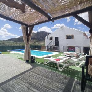 une villa avec une piscine et une maison dans l'établissement La Cordobesa, à Priego de Córdoba