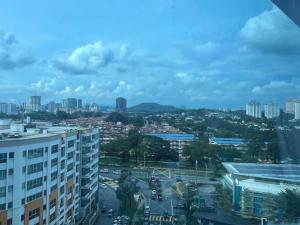 vista de uma cidade a partir de um edifício em Entire Unit PJ PacificTower Pool Parking Opp JayaOne em Petaling Jaya