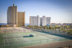 Tenis a/nebo squash v ubytování Pelican Beach Resort-Walkout Unit-On the Beach nebo okolí