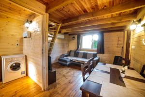 una habitación con sofá y mesa en una cabaña en Górska Chatka en Bukowiec