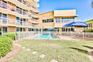 Bazén v ubytování Pelican Beach Resort-Walkout Unit-On the Beach nebo v jeho okolí