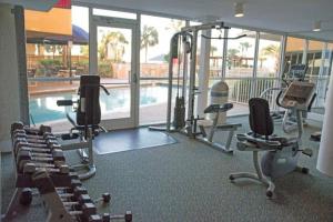 Fitness centrum a/nebo fitness zařízení v ubytování Pelican Beach Resort-Walkout Unit-On the Beach