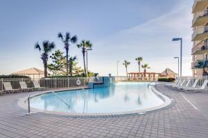 Bazén v ubytování Pelican Beach Resort-Walkout Unit-On the Beach nebo v jeho okolí