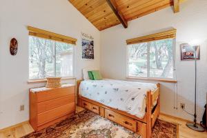 um quarto com uma cama e duas janelas em Holiday Hideaway em Groveland