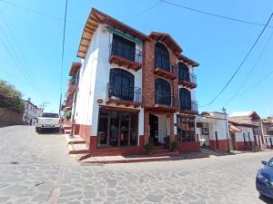 a building on the side of a street at Hotel Real de la Sierra in Mazamitla