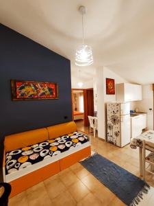 ein Wohnzimmer mit einem Sofa und einer Küche in der Unterkunft Praia Sea Home, Casa Vacanze in Praia a Mare