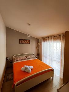 ein Schlafzimmer mit einem Bett mit einem ausgestopften Tier darauf in der Unterkunft Praia Sea Home, Casa Vacanze in Praia a Mare