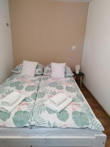 łóżko z ręcznikami i poduszkami na górze w obiekcie Noclegi u Marcela w mieście Ustrzyki Dolne