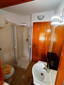 ein Bad mit einer Dusche, einem Waschbecken und einem WC in der Unterkunft Praia Sea Home, Casa Vacanze in Praia a Mare