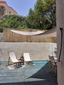 twee ligstoelen op een houten terras bij Casa azul & blanca in Banyuls-sur-Mer