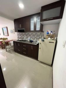 eine Küche mit einem Kühlschrank und einer Arbeitsplatte in der Unterkunft Apartamento para turismo en Chiquinquirá in Chiquinquirá