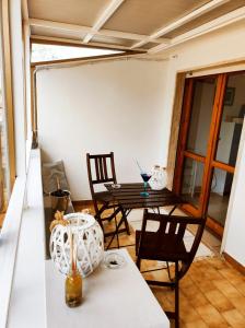 Zimmer mit einem Tisch, 2 Stühlen und einem Tisch in der Unterkunft Praia Sea Home, Casa Vacanze in Praia a Mare