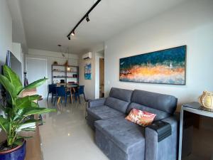 sala de estar con sofá y comedor en Apartamento moderno completo, en Río de Janeiro