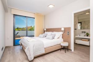 um quarto com uma cama grande e uma janela grande em Belle Maison I by Madeira Sun Travel em Funchal