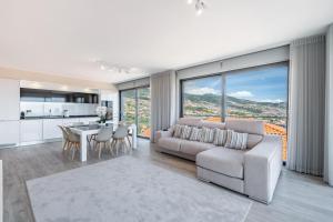 ein Wohnzimmer mit einem Sofa und einem Tisch in der Unterkunft Belle Maison I by Madeira Sun Travel in Funchal
