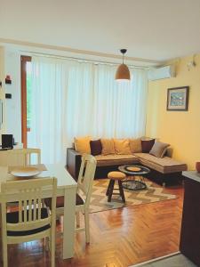 Novi Beograd的住宿－Milutin Novi Beograd，客厅配有沙发和桌子