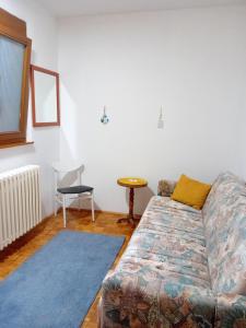 Novi Beograd的住宿－Milutin Novi Beograd，客厅配有沙发和桌子