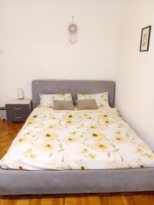 Novi Beograd的住宿－Milutin Novi Beograd，白色墙壁间的一张床位