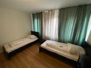 Schwalbacher Residenz tesisinde bir odada yatak veya yataklar