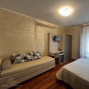 1 dormitorio con cama y escritorio. en Hotel Montegrande en Vidiciatico