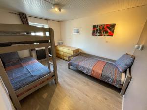a small room with two bunk beds in it at Gite la Belle Iroise - Charmante maison de ville proche mer in Plouarzel