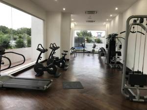 Un gimnasio con equipo cardiovascular y una gran ventana. en The Gallery by Luxury Stay, en Accra