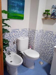 y baño con aseo y lavamanos. en Acogedor Apartamento Ocaña, en Ocaña