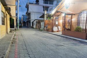 eine leere Straße in einer Gasse mit einem Gebäude in der Unterkunft Atitlan´s House in Panajachel