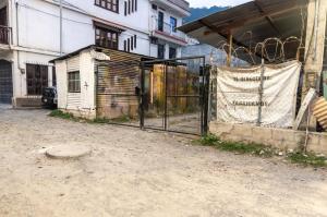 een hek voor een gebouw naast een gebouw bij Atitlan´s House in Panajachel