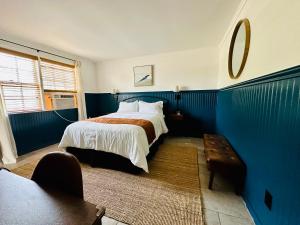Voodi või voodid majutusasutuse Budget Host East End Hotel in Riverhead toas