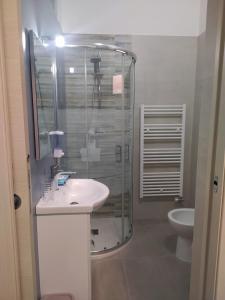 y baño con ducha, lavabo y aseo. en La Rosa del Salento, en San Cesario di Lecce