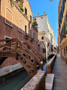 un puente de madera sobre un canal en una ciudad en CA' SEBASTIANO, en Venecia