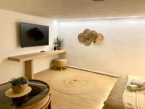 Televízia a/alebo spoločenská miestnosť v ubytovaní Palma Beach House