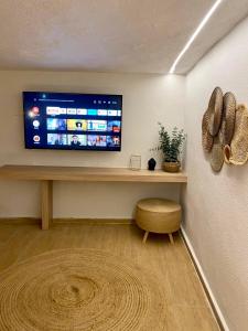 Televízia a/alebo spoločenská miestnosť v ubytovaní Palma Beach House