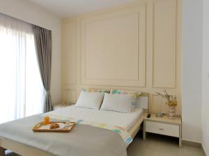 een slaapkamer met een bed en een dienblad bij Montesun Residence in Herceg-Novi